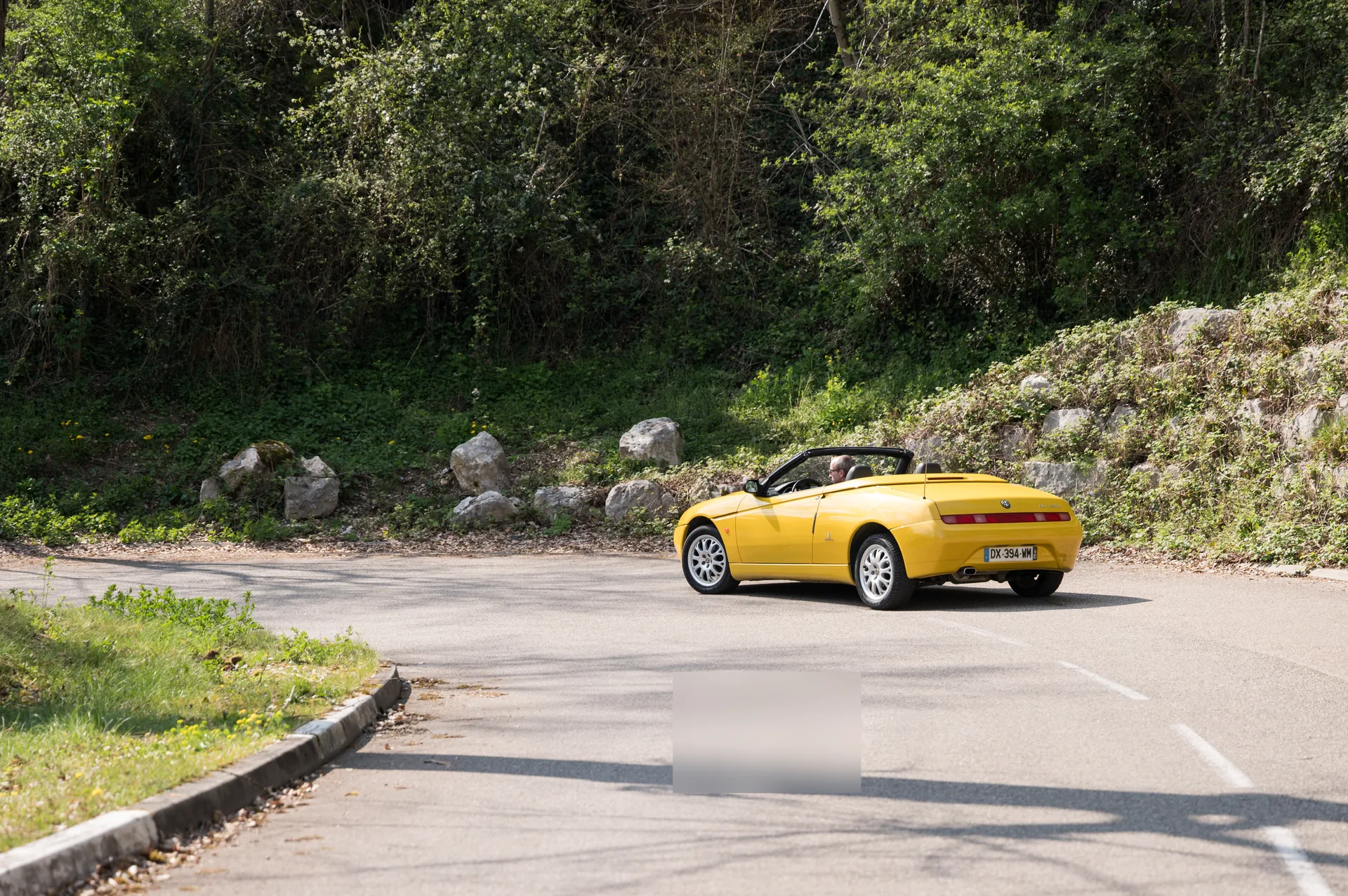 Alfa Romeo Spider 916 — vue arrière en mouvement