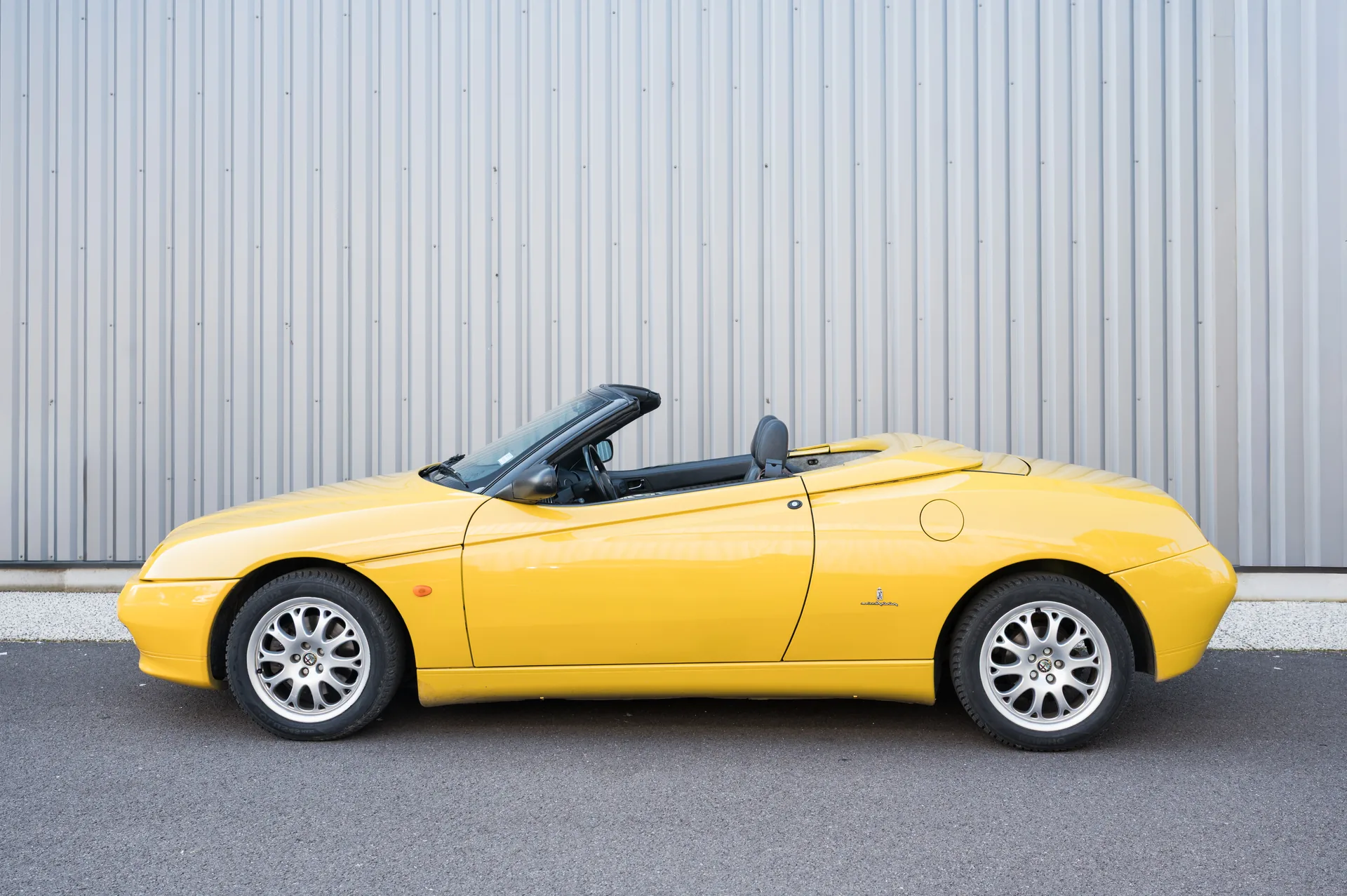Alfa Romeo Spider 916 jaune — youngtimer de fonction
