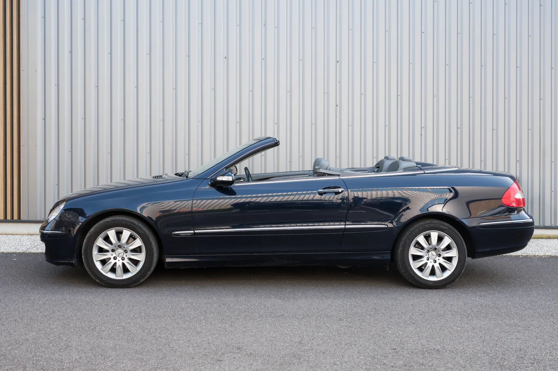 Mercedes CLK 200 Kompressor Cabriolet bleu nuit — youngtimer de fonction